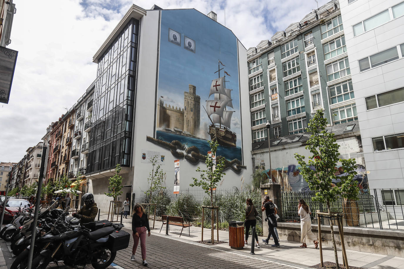 Este mural conocido como el Galeón cubre una fachada lateral del edificio que alberga la sede del Gobierno de Cantabria, en Peña Herbosa. La pintura está cargada de datos históricos sobre la Armada Naval de Castilla y León para reconquistar Sevilla integrada por navegantes cántabros.