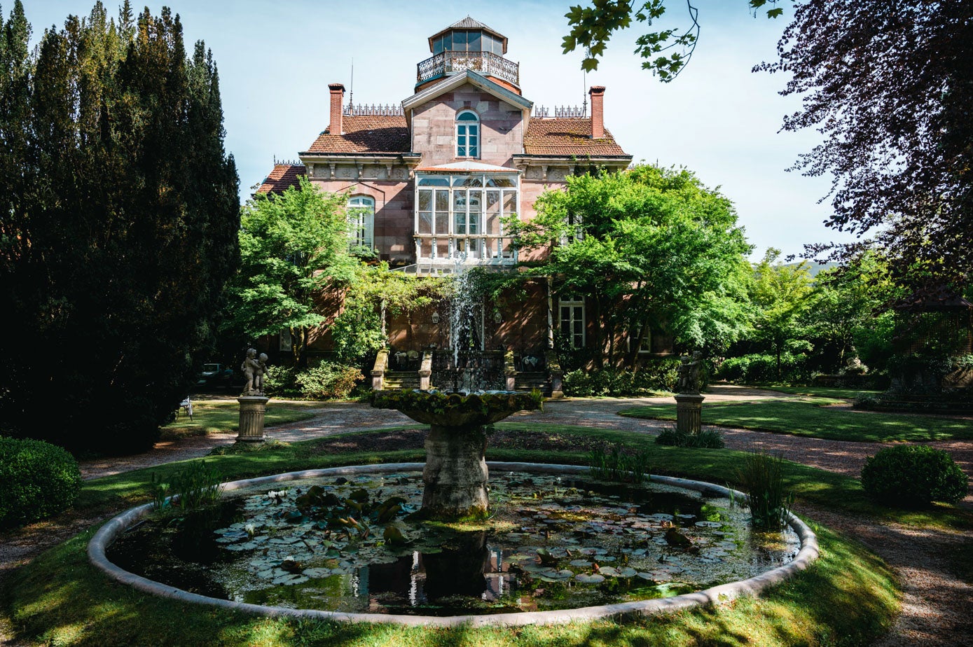 La fuente principal del jardín, con el palacete al fondo.