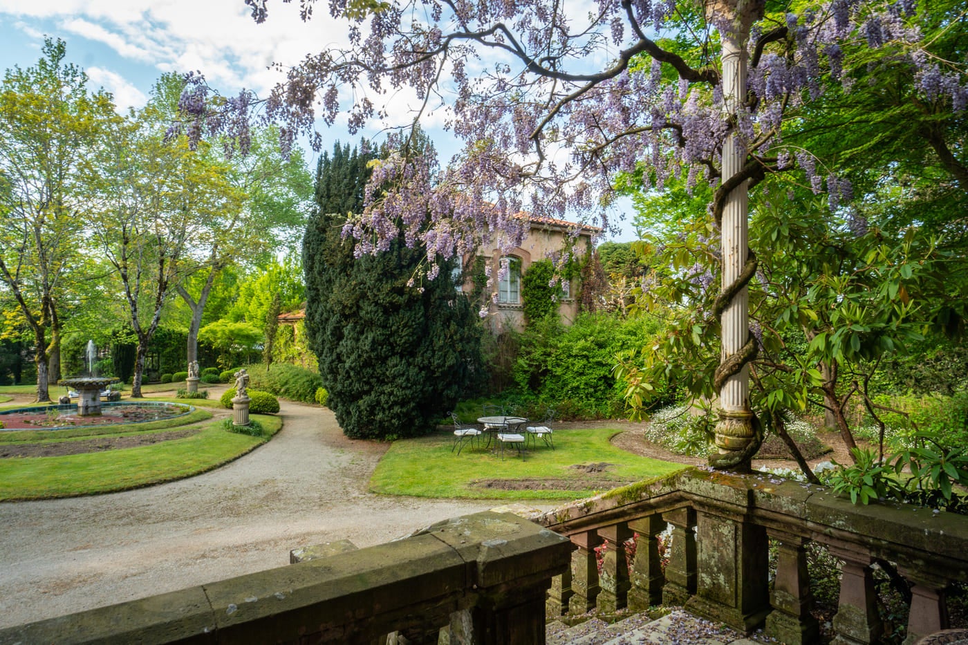 Vista del jardín desde el porche trasero del palacete.