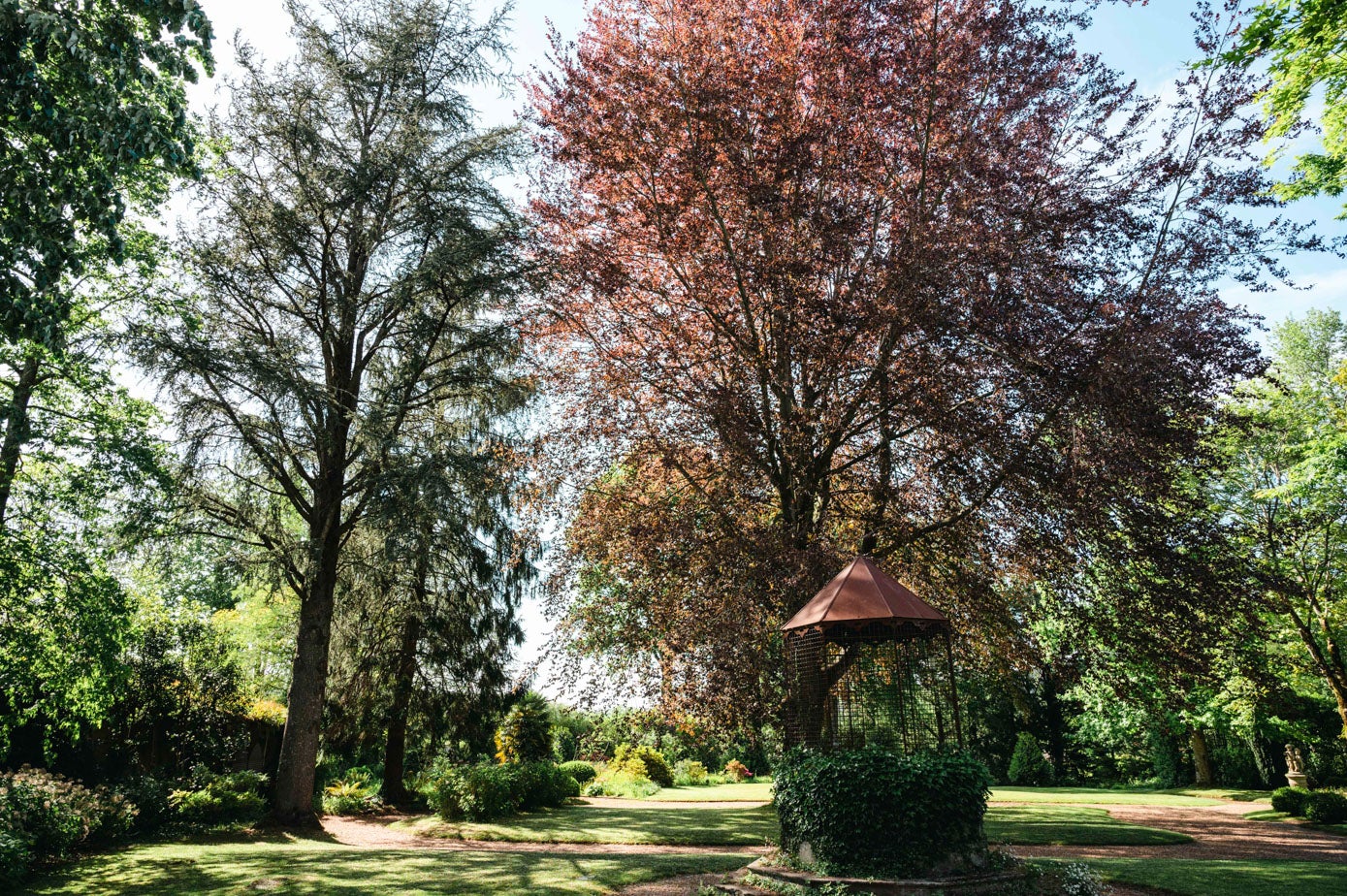 Una de las pajareras del jardín.