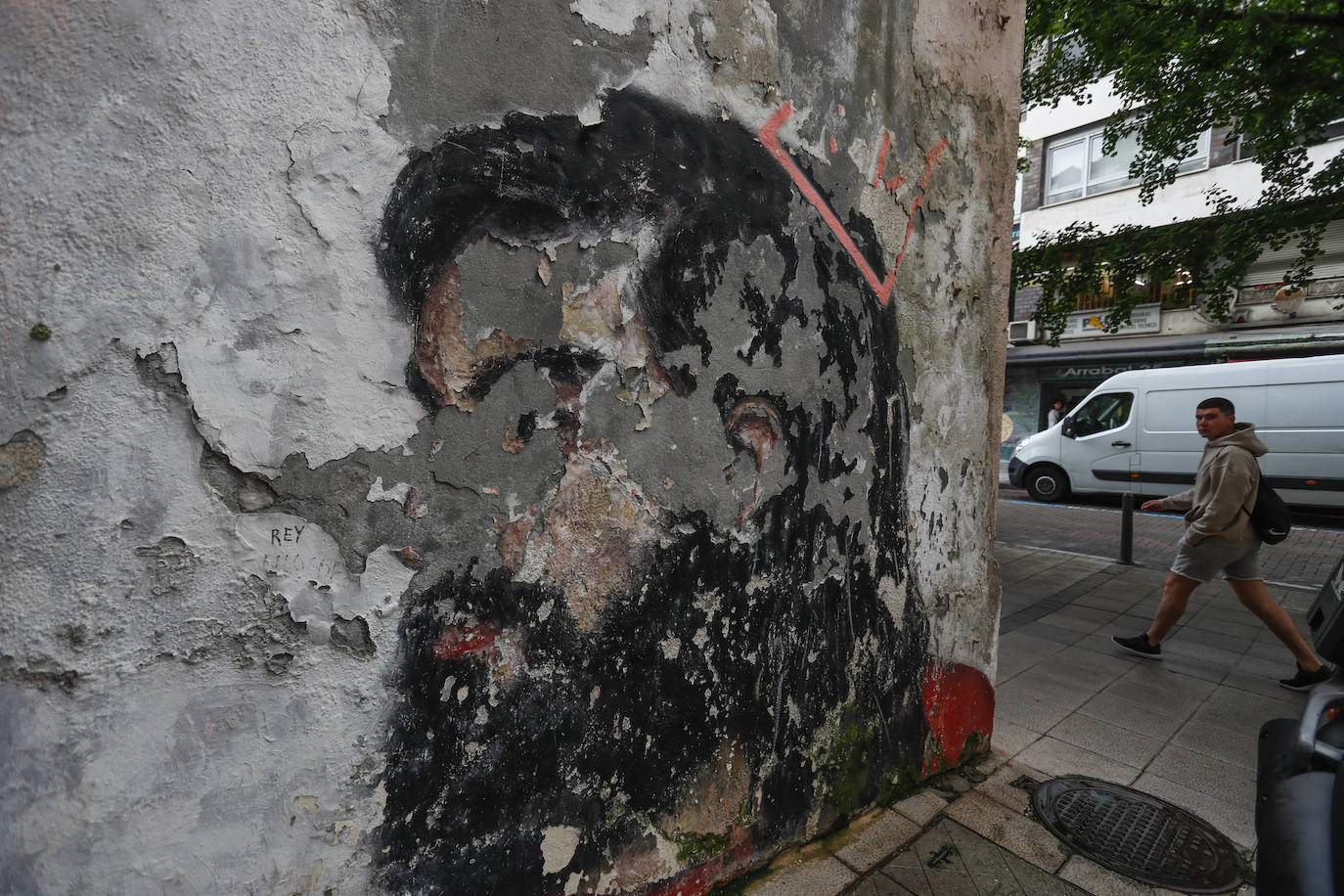 El problema del arte a la intemperie es su mantenimiento, como se detecta en este mural que en 2014 impresionó cuando su autor (Roberto Martínez) hizo una performance con música, danza, pintándolo en directo con pintura y su propio cuerpo. La experiencia forma parte del realismo existencialista.