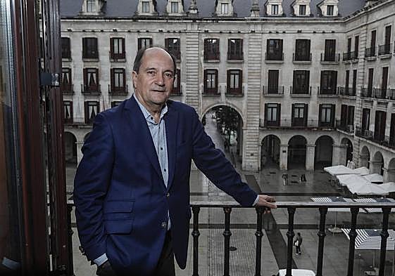 Modesto Piñeiro, el jueves en su despacho de la Cámara de Comercio, en Santander.