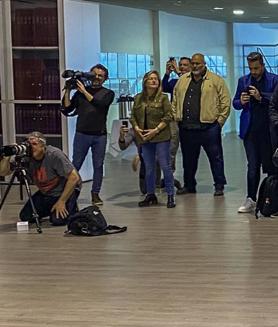 Imagen secundaria 2 - Zuloaga llegó tarde e hizo esperar al resto de candidatos. A la derecha, los candidatos llegaron con su séquito de acompañantes.