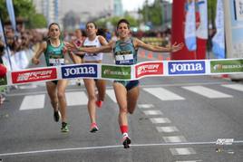 Marta Pérez cruza la línea de meta como ganadora en la categoría femenina.