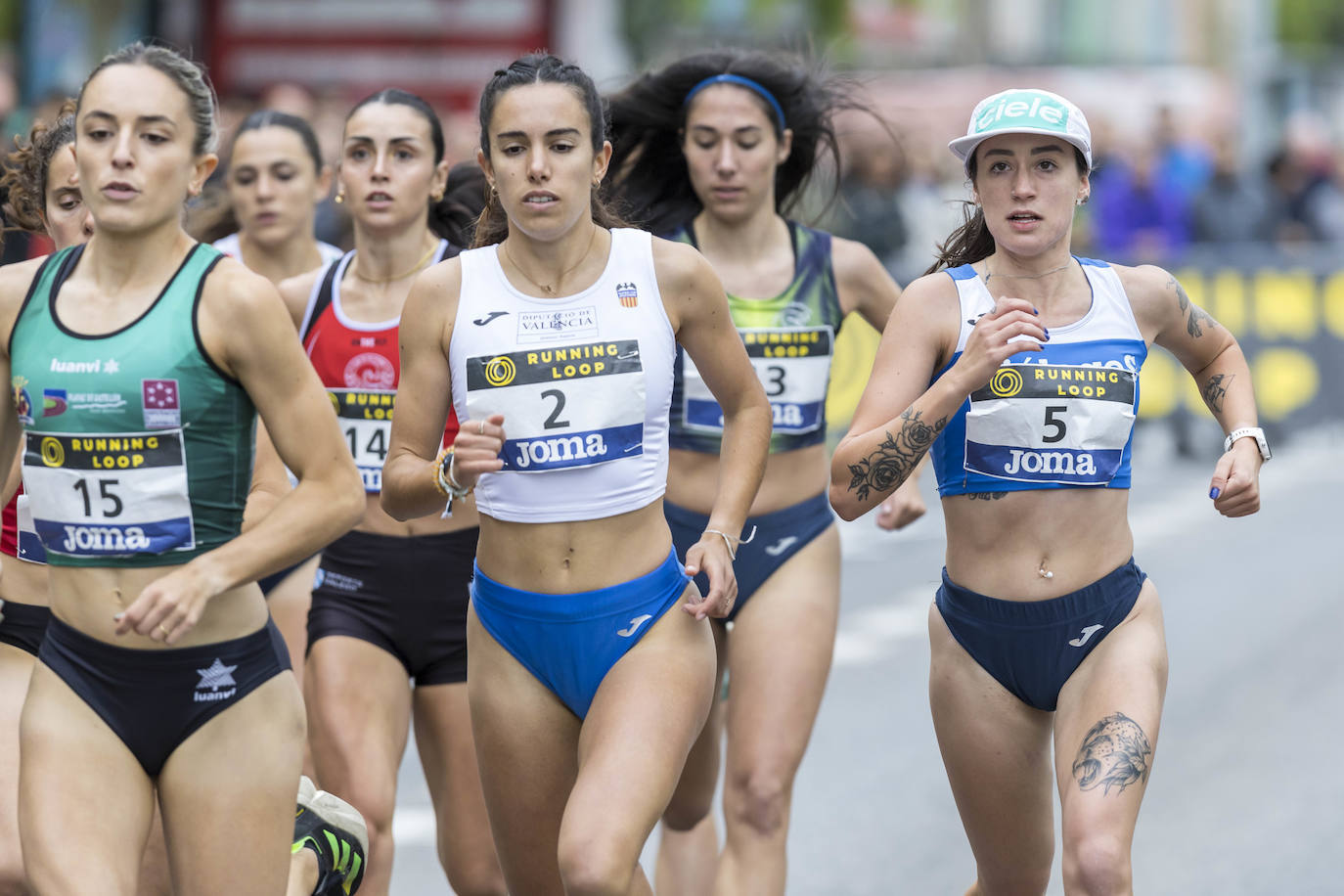 Judith Otazua (15), Rosalía Tárraga (2) y Laura Rodríguez (5), en primer término.