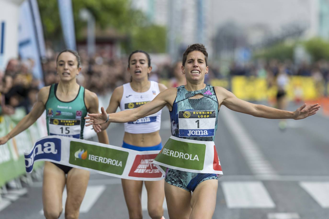 Marta Pérez cruza la línea de meta por delante de Tárraga y Otazua.