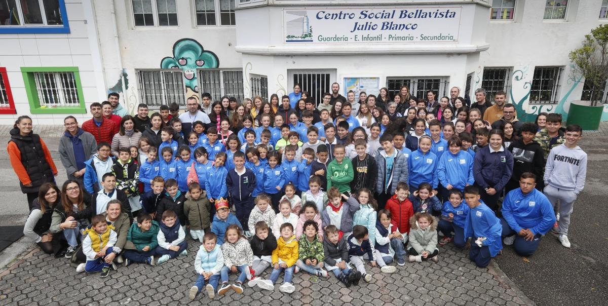 Estudiantes y profesores del Centro Social Bellavista, en Cueto, frente a la puerta del colegio concertado de Santander, que este año cumple medio siglo.