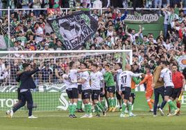 Tres puntos que valen una permanencia. Los jugadores se abrazan y festejan su triunfo ante el Eibar.