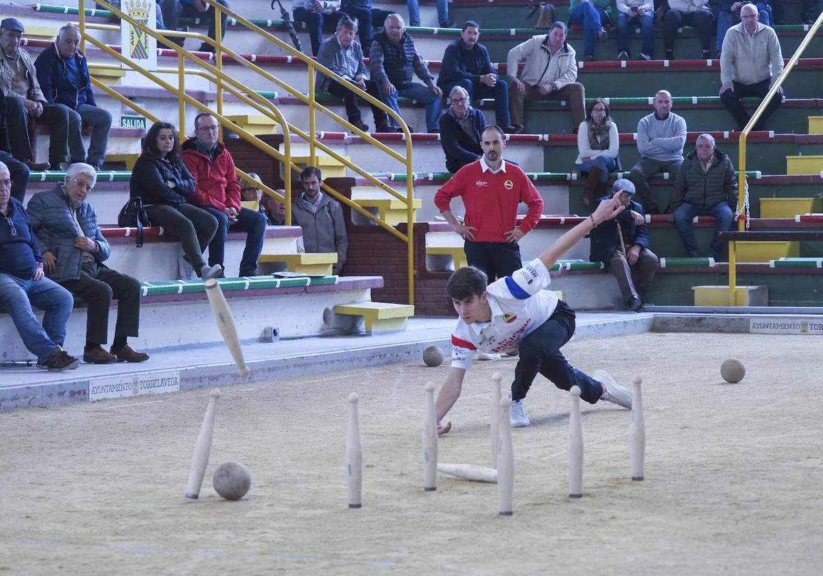 Miguel Hernando birla para Riotuerto ayer en la Severino Prieto con su capitán Rubén Túñez a la espera de su turno al fondo.