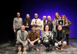 Foto de familia de los galardonados en el certamen con los organizadores.