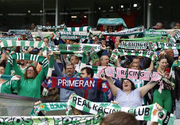 Imagen principal - La afición celebrando en los Campos de Sport, el tifo de la Gradona e Íñigo Vicente antes de marcar el gol de la victoria.