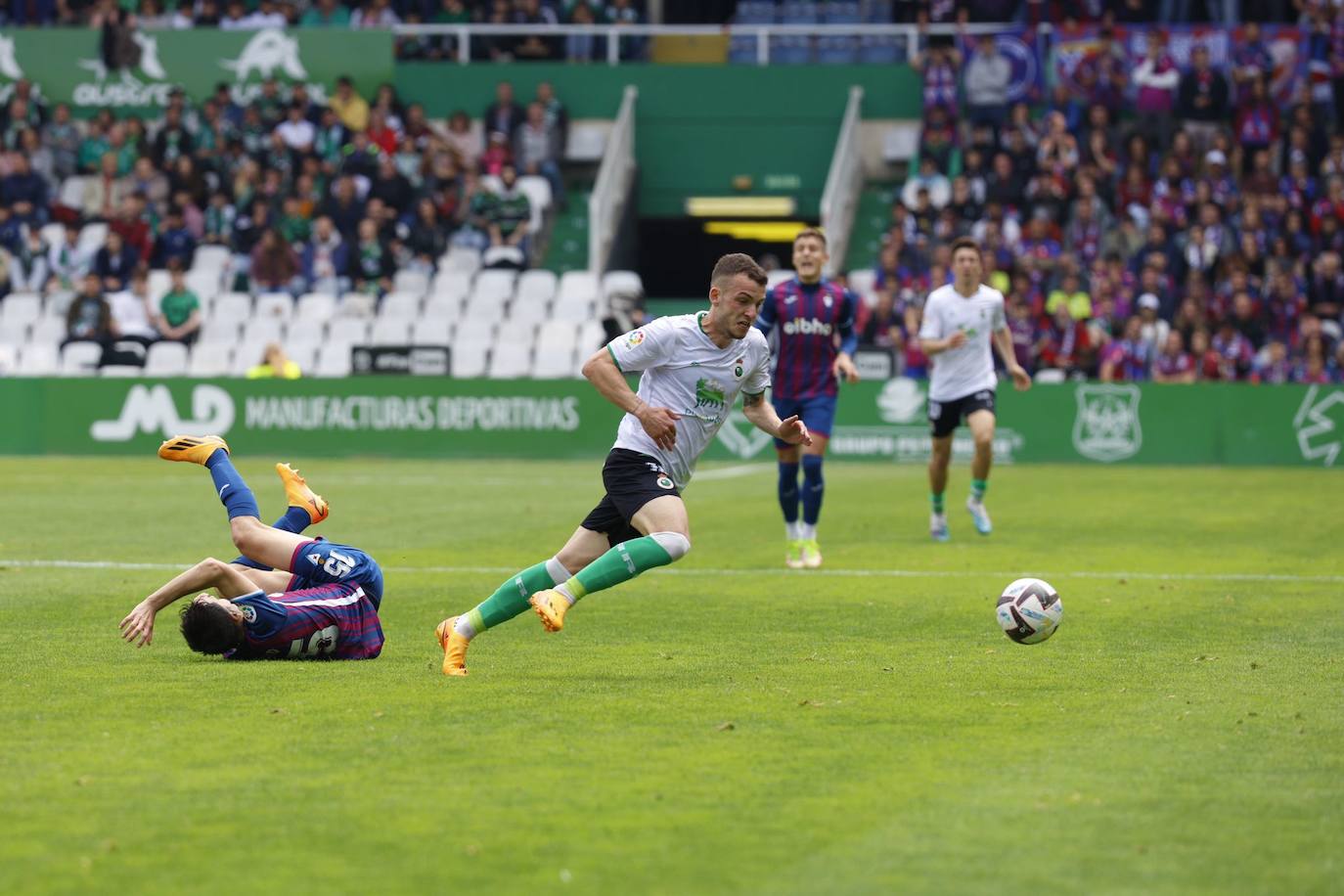 Imagen secundaria 2 - La afición celebrando en los Campos de Sport, el tifo de la Gradona e Íñigo Vicente antes de marcar el gol de la victoria.