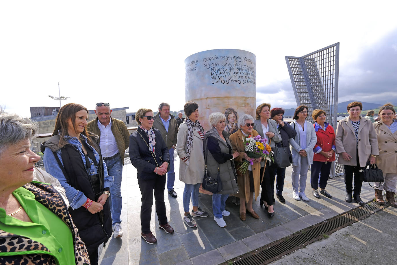 Las rederas junto a sus familiares posando ante su monumento