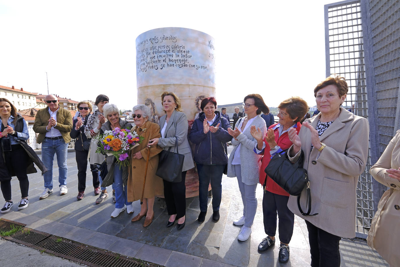 La visita al nuevo monumento se convirtió en un homenaje a las rederas