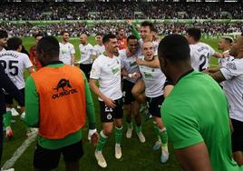 Los jugadores en el campo al acabar el partido.