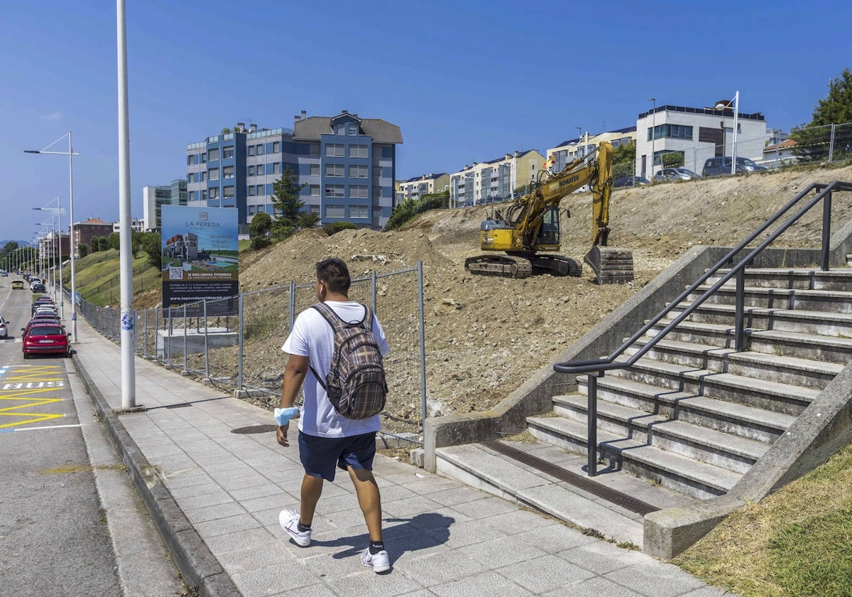 Calle Ernest Lluch, concectada por unas escaleras con la avenida de Cantabria.