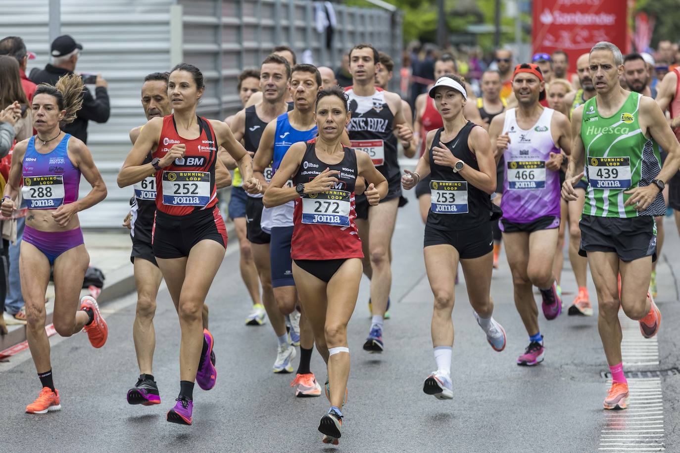 Azucena Díaz (272) lidera un grupo en el que viajaban varias participantes en la categoría femenina.