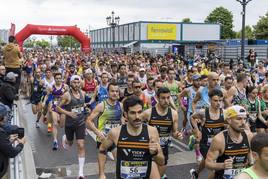 Los atletas toman la salida en la prueba de la media maratón, a las nueve de la mañana