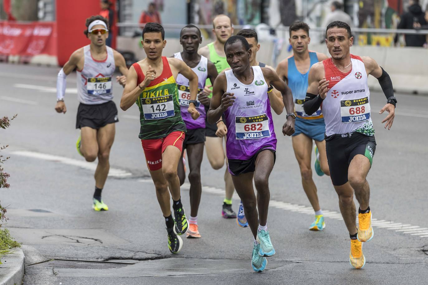 Peter Wanjiru (682) lidera al grupo en los primeros compases de la media maratón.