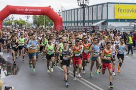 Los participantes en la Media Maratón, al tomar la salida en el Paseo de Pereda.