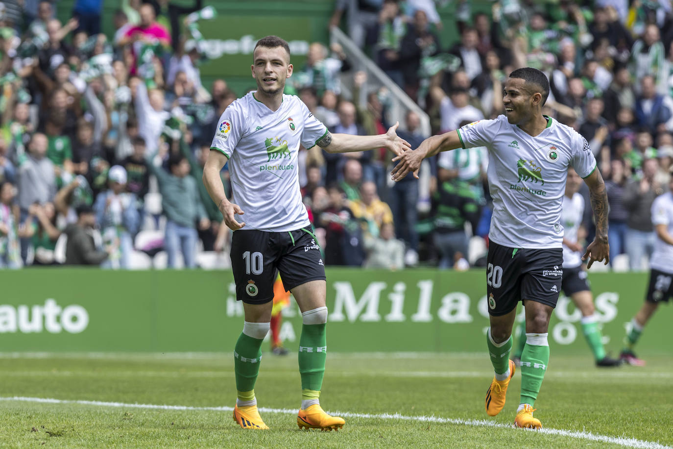 Íñigo Vicente y Juergen Elitim, tras el gol del vasco. 