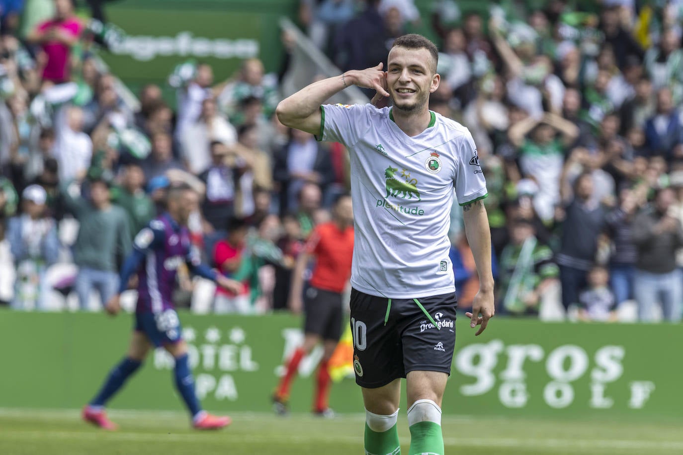 Íñigo Vicente, con su habitual gesto, celebra el tanto del triunfo racinguista. 