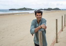 El popular Javier Velasco posa en la playa de Ris, en Noja.