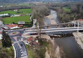 El nuevo puente de Virgen de la Peña, en primer término y, al fondo, la antigua infraestructura.