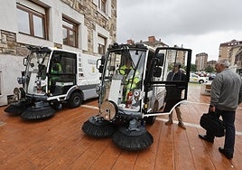 Los nuevos vehículos de limpieza, este lunes, junto al edificio municipal de Baldomero Iglesias.