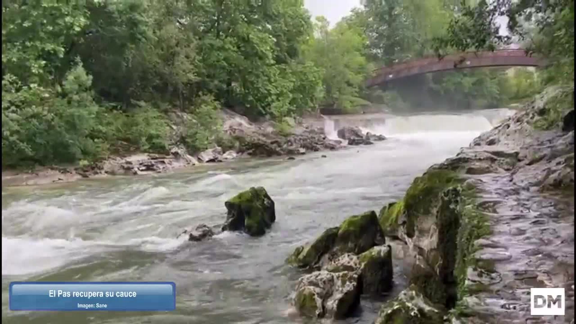 El agua baja con fuerza en el Pas, a la altura de Puente Viesgo
