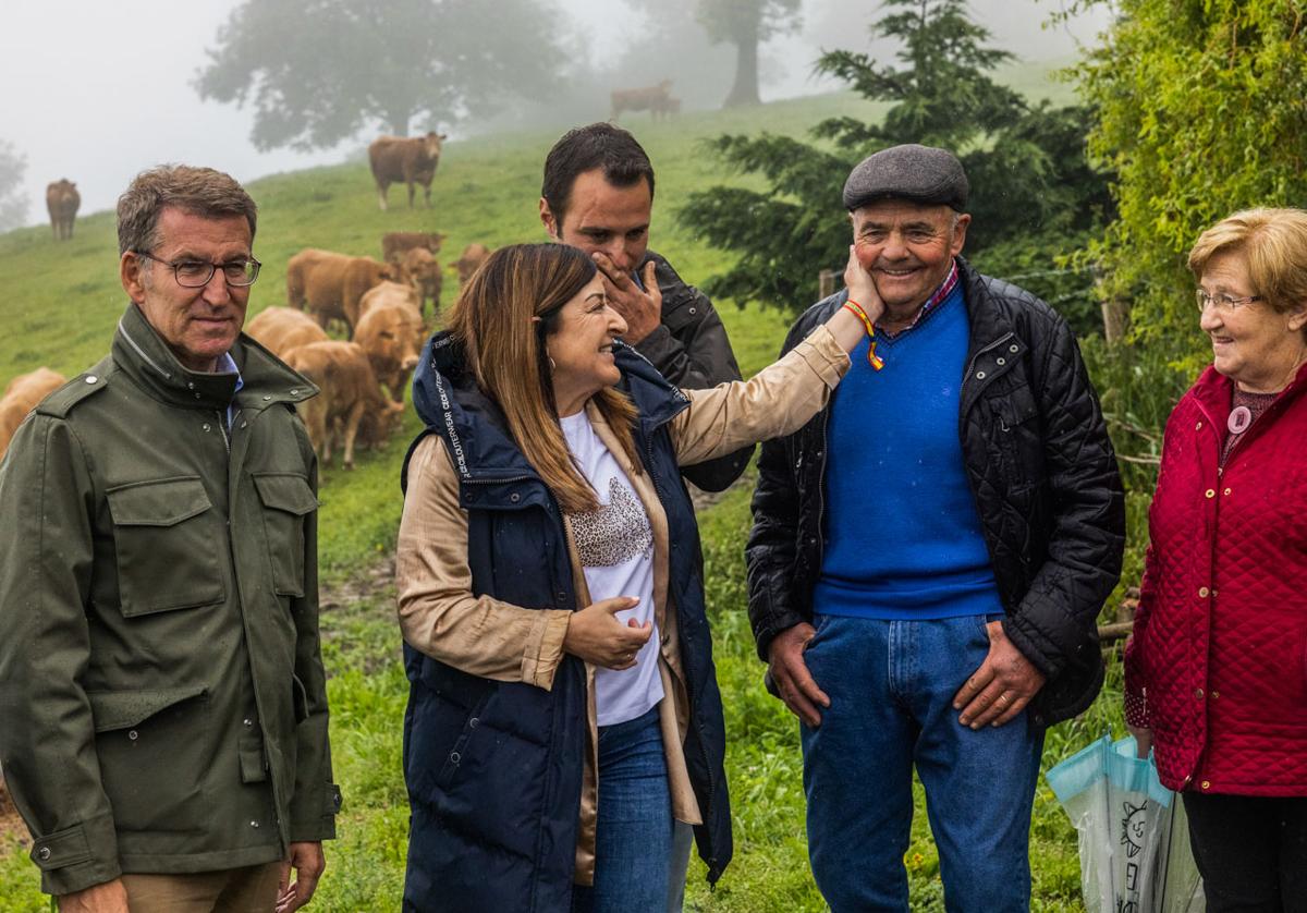 El propietario de la ganadería El Cerrillo, Juan Madrazo, con los representantes del PP.