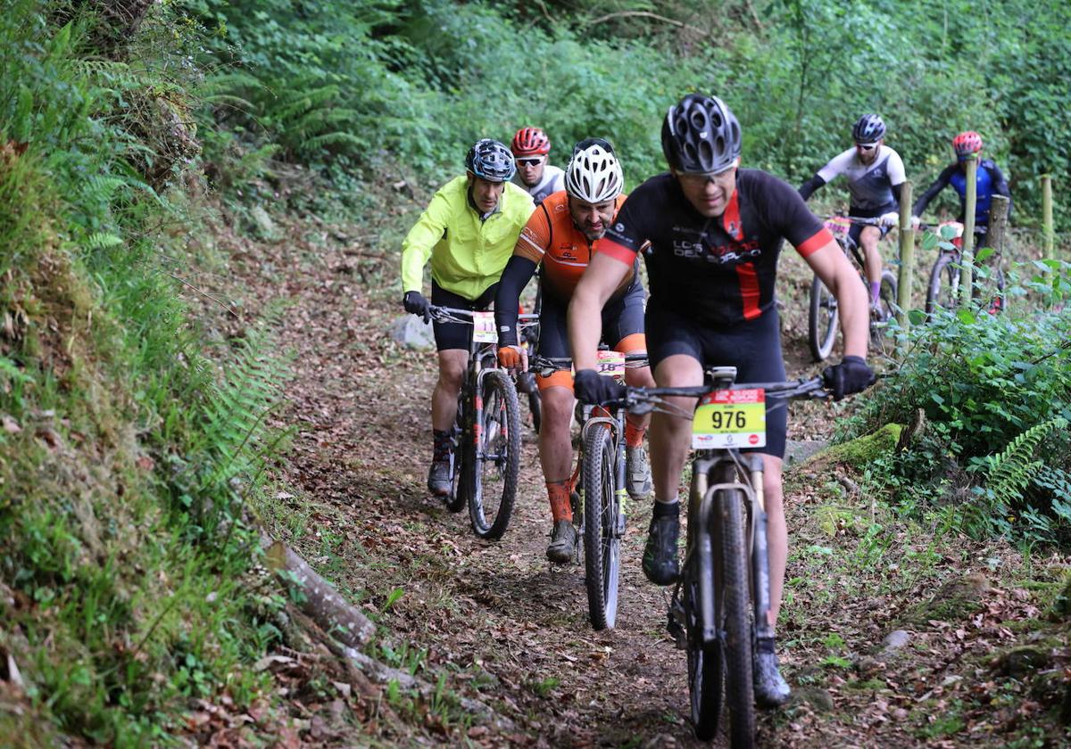 Varios participantes en la prueba de bicicleta de montaña en la pasada edición.