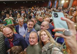 Un selfi con Santiago Abascal fue el objeto de deseo entre los simpatizantes de Vox que acudieron este lunes al mitin de Santander.