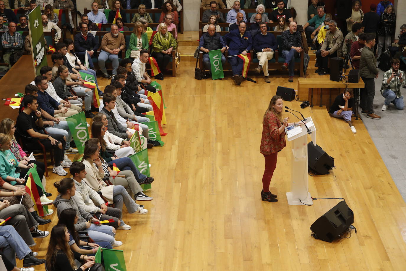 Leticia Díaz, durante su intervención. Detrás, el nutrido grupo de jóvenes que arropó a Vox