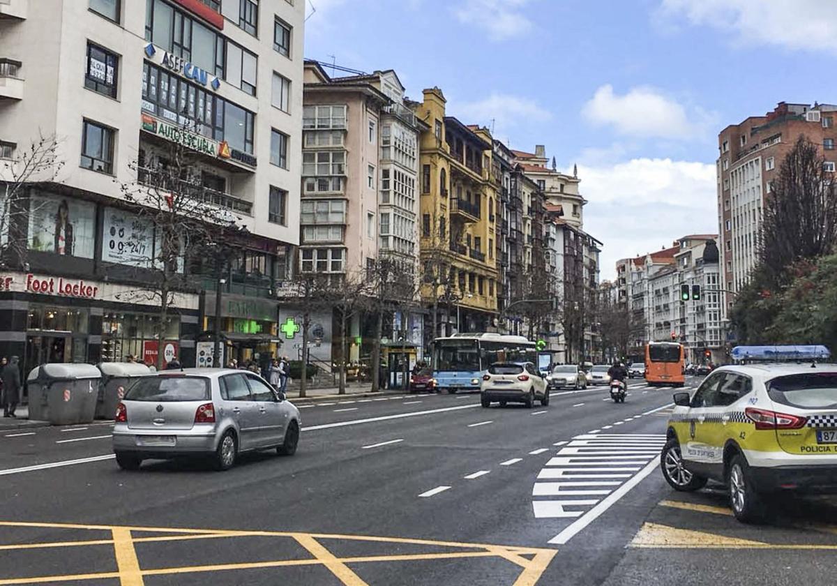 Un coche patrulla de la Policía Local vigila la circulación en la avenida de Calvo Sotelo, frente al Ayuntamiento de Santander.