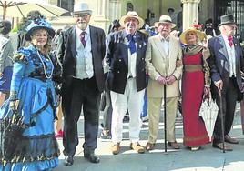 Miembros de la Asociación de Recreación Histórica del Norte, en Terrasa, durante la celebración de la fiesta del modernismo catalán.