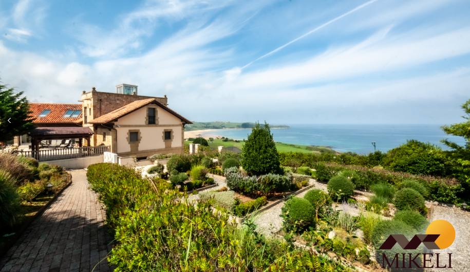 Vista de la casa, el jardín y las vistas