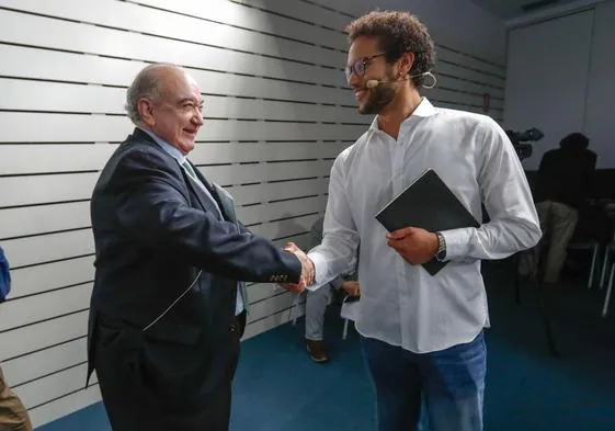 Emilio del Valle (Vox) saluda a Keruin Martínez (IU-Podemos).