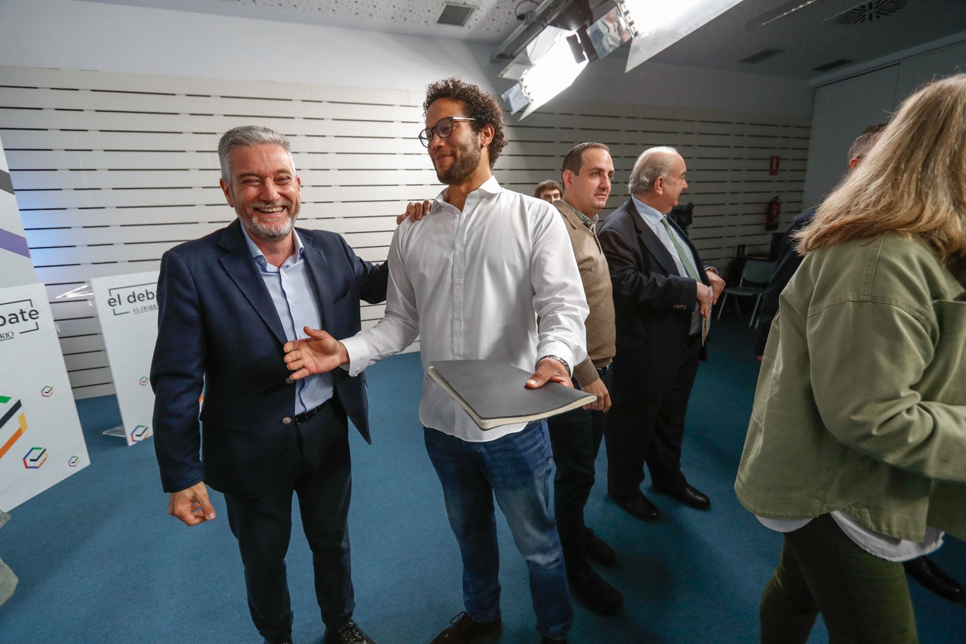 Javier Ceruti y Keruin Martínez bromean antes de que comience el cara a cara.