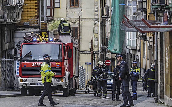 Bomberos y policías locales de Santander, que sufren a partes iguales las deficiencias de las emisoras, conversan en una intervención.