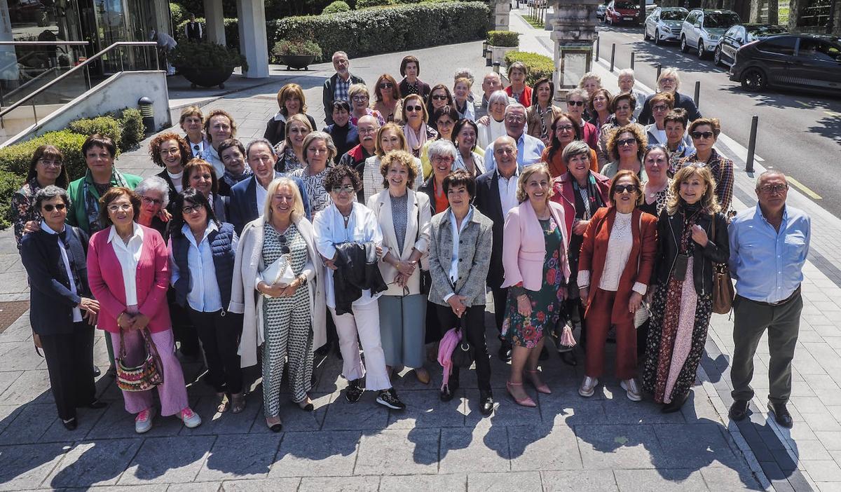 Profesionales de enfermería de la 48 promoción de la Escuela de Valdecilla, en su reunión ayer en el Hotel Victoria.