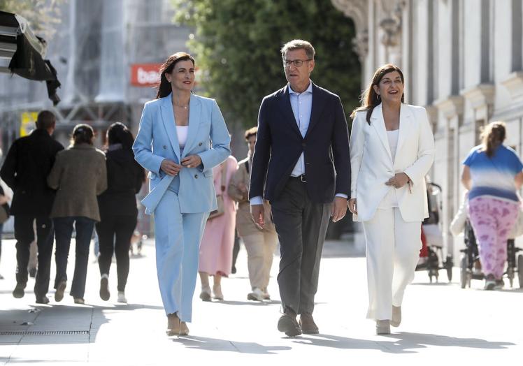 Igual, Buruaga y Feijóo, en el paseo previo por la calle Castelar.