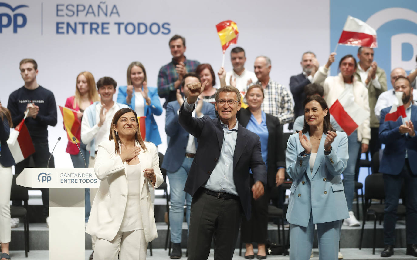 Los tres líderes del PP saludan desde el escenario