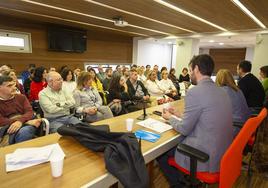 Reunión de la asamblea convocada por el Foro de Atención Primaria de Médicos de Cantabria, celebrada este martes.