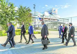 Delegados del congreso Interferry 2021, en la Estación Marítima de Santander, tras visitar el buque Pont-Aven de Brittany Ferries.