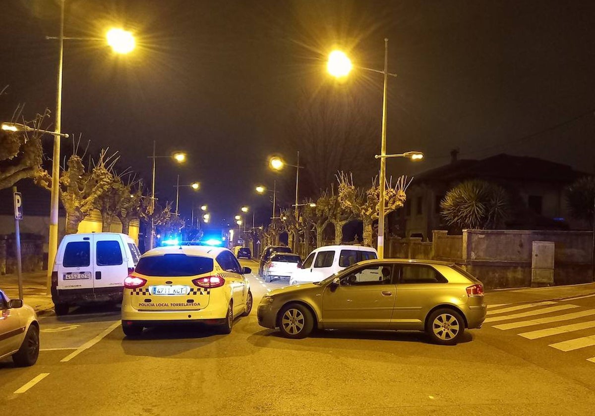 El coche de los jóvenes es interceptado por la Policía Local, en la calle José María Cabañas.