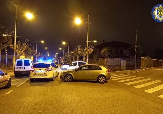 El coche de los jóvenes es interceptado por la Policía Local, en la calle José María Cabañas.