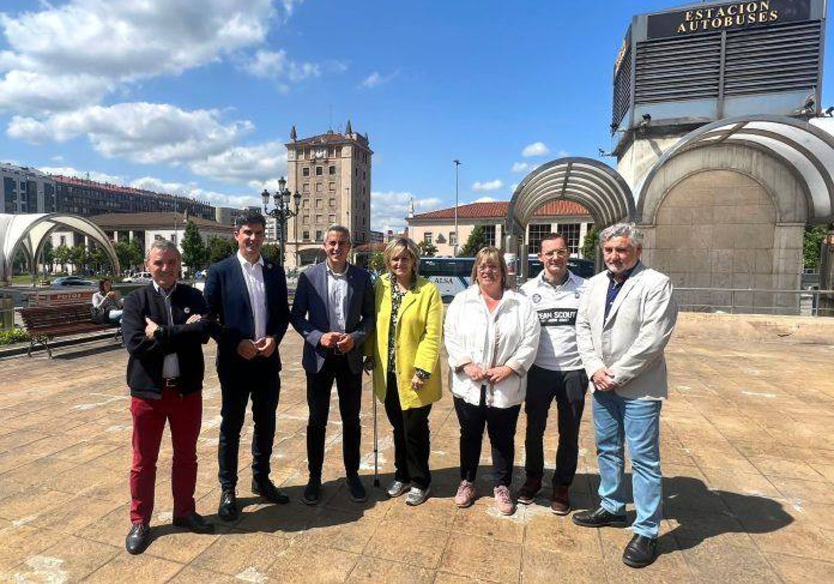 Zuloaga junto al candidato socialista a la Alcaldía de Santander, Daniel Fernández, y el resto de cabezas de lista de municipos del arco de la bahía.