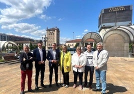 Zuloaga junto al candidato socialista a la Alcaldía de Santander, Daniel Fernández, y el resto de cabezas de lista de municipos del arco de la bahía.