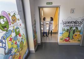 Mural de bienvenida: Frutas y verduras comparten protagonismo con Valde y Cilla en el acceso por ascensor de la torre D.